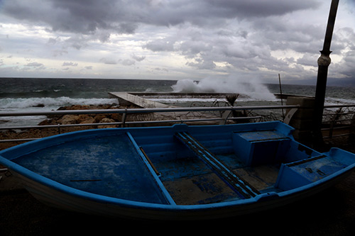 أمواج البحر في بيروت