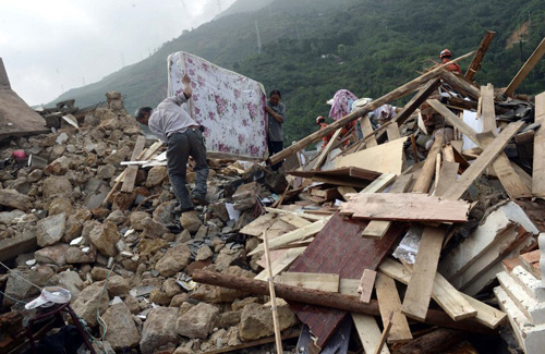 زلزال يضرب الصين ويسفر عن مئات الضحايا