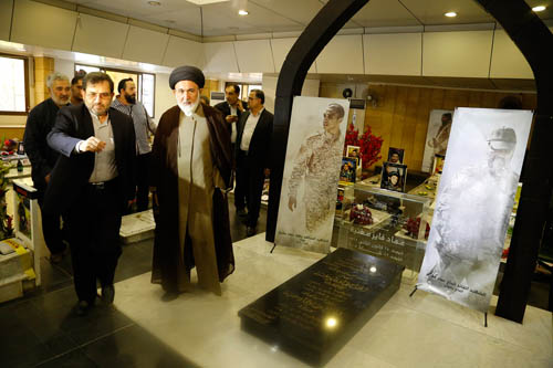 رئيس بعثة الحج الرسمية الإيرانية يزور ضريح الشهيد القائد الحاج عماد مغنية