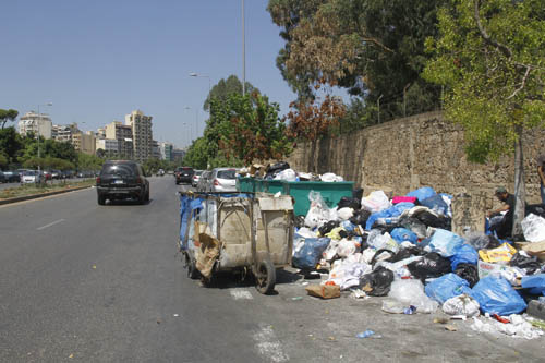 اضراب عمال سوكلين يغرق بيروت الإدارية بالنفايات
