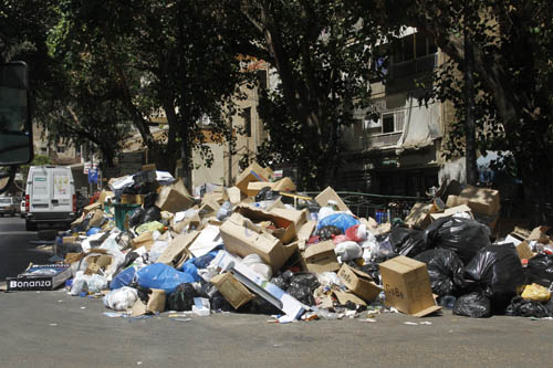 اضراب عمال سوكلين يغرق بيروت الإدارية بالنفايات