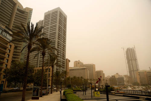 العاصفة الرملية تبلغ ذروتها .. جولة في بيروت