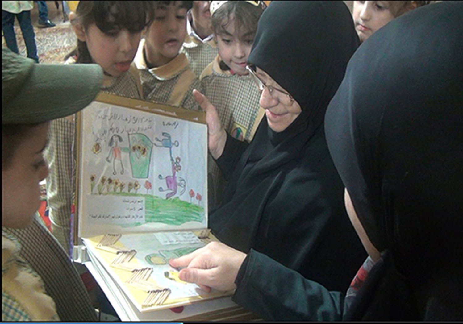 أطفال الروضات في ثانوية المهديّ (عج) يزورون أم عماد مغنية