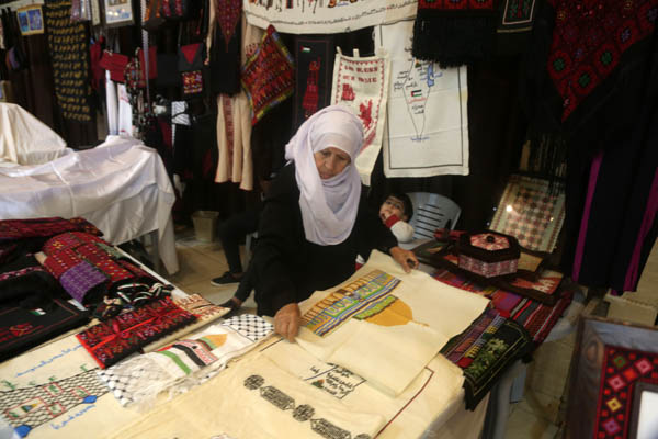(منتجات نسائنا) .. معرض المرأة الفلسطينية