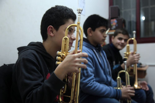موقع العهد يزور مدرسة الموسيقى الوحيدة في غزة