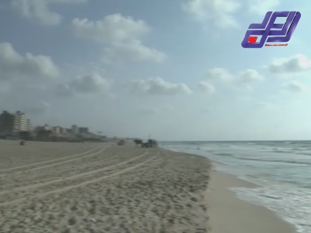 منقذ بحري وحيد يعمل على شاطئ غزة في كل الظروف