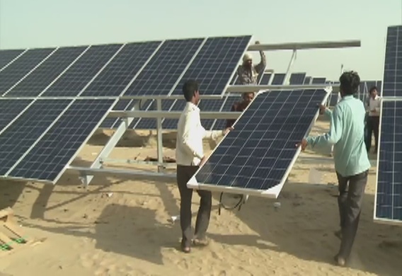 الهند تروج لطاقتها الشمسية عشية انعقاد قمة المناخ