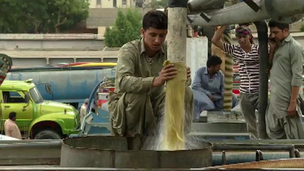 (مافيات المياه) تتحكم بالتوزيع في كراتشي