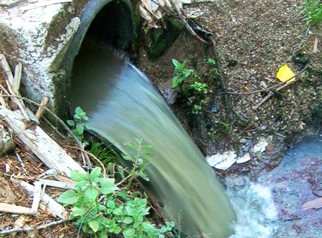 نهر يشرب منه اللبنانيون تتسرب اليه مياه مبتذلة!
