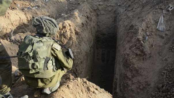 جندي إسرائيلي يقف عند أحد  أنفاق قطاع غزة