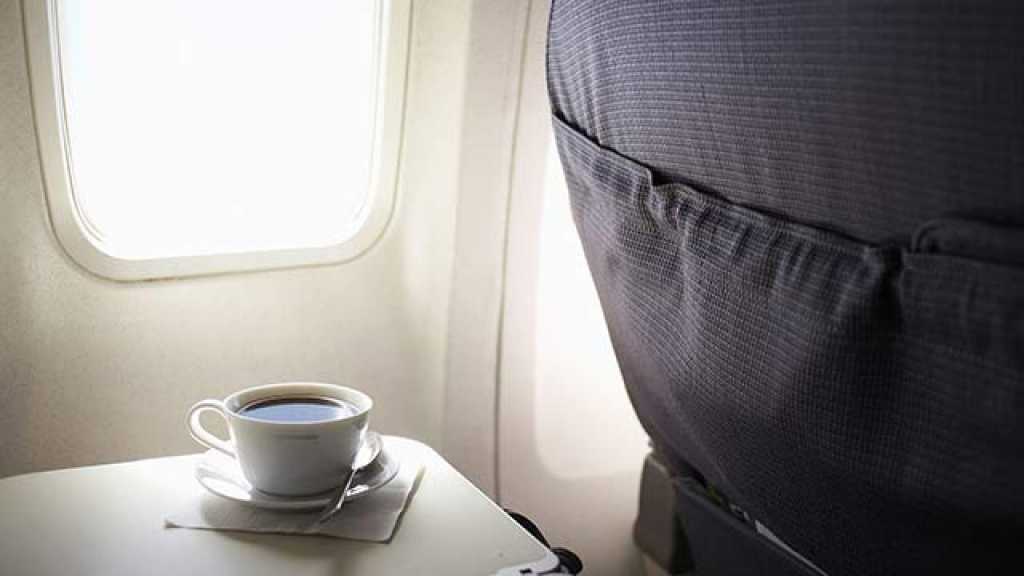 لماذا يجب أن لا تتناول القهوة في رحلات الطيران!