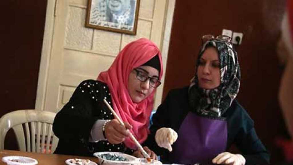 فلسطينيات من ذوي الاحتياجات الخاصة يبدعن في  صناعة ’الفسيفساء’