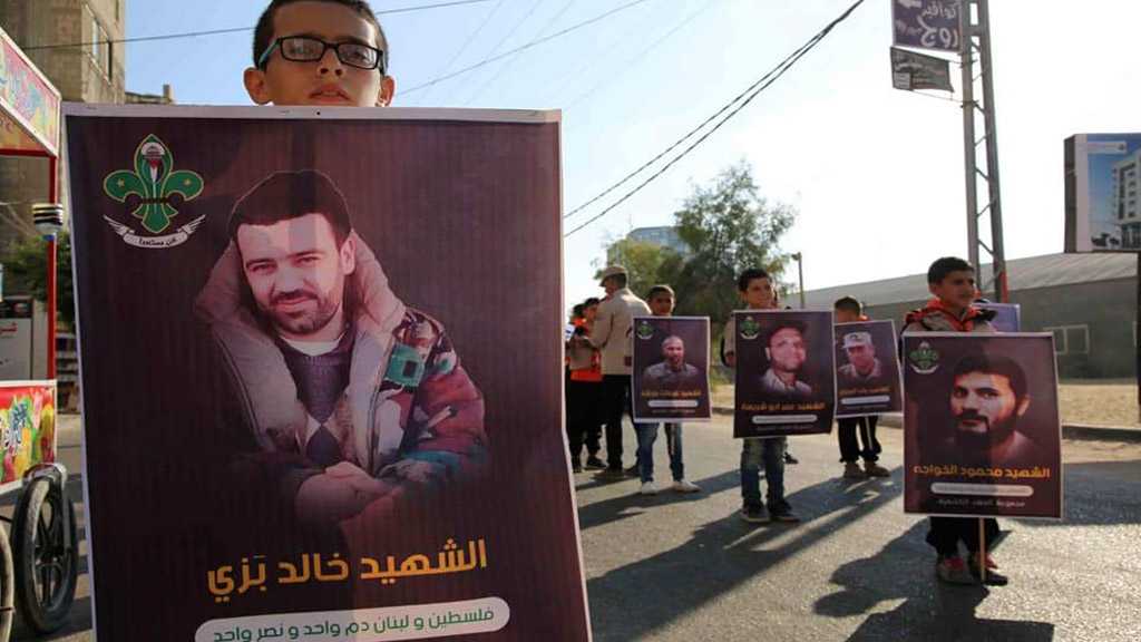 الكشافة الفلسطينية تحيي انتصار تموز برفع صور قادة المقاومة اللبنانية
