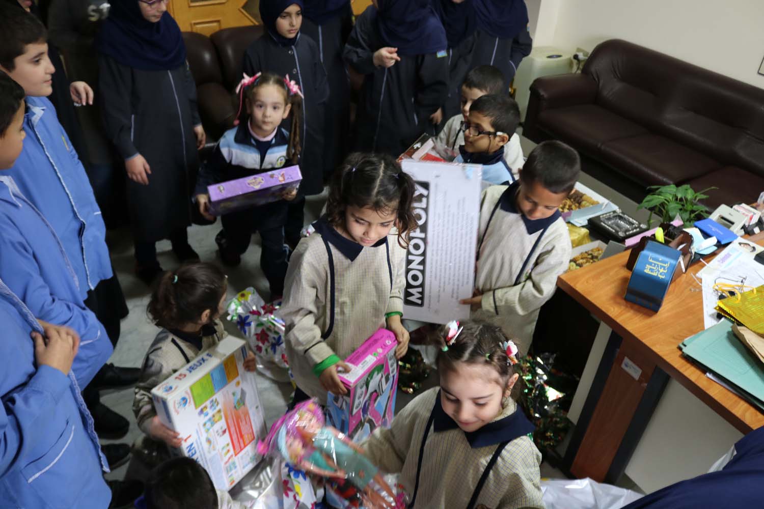 1000 هدية من أطفال مدارس المهدي إلى أطفال جمعية الإمداد