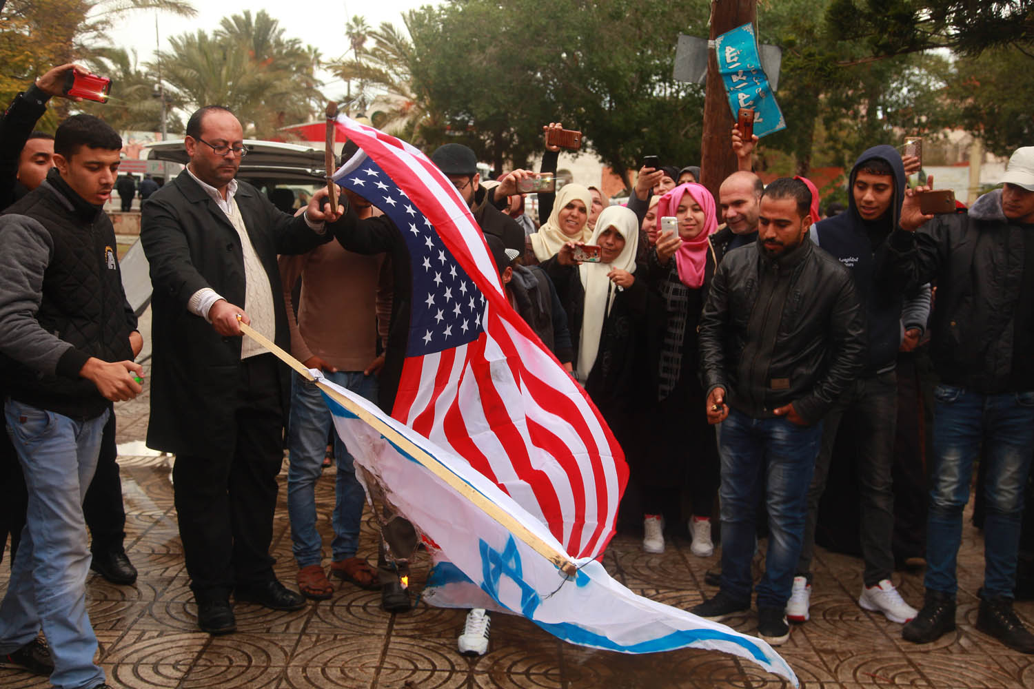 الغزاويون يتظاهرون رفضاً للاعتراف بالقدس عاصمة للكيان الصهيوني