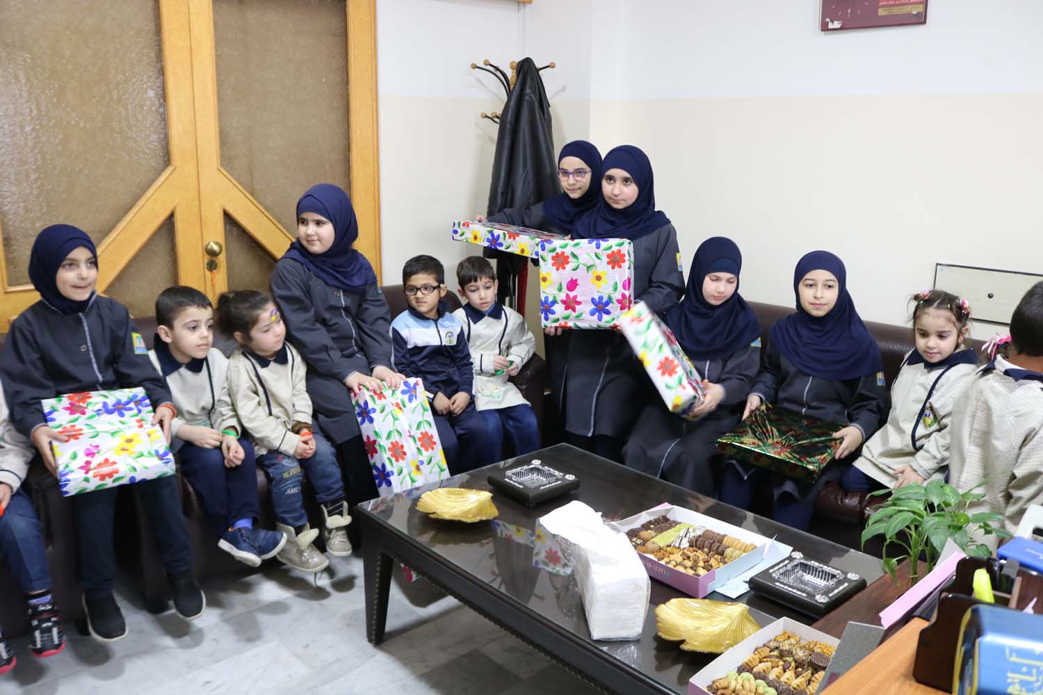 1000 هدية من أطفال مدارس المهدي إلى أطفال جمعية الإمداد