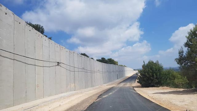 العدو يبني جدارا بطول 12 كيلومترًا على الحدود مع لبنان