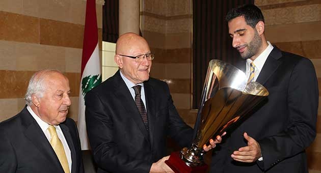 الرياضي يقدم كأس بطولة لبنان لكرة السلة الى الرئيس سلام 
