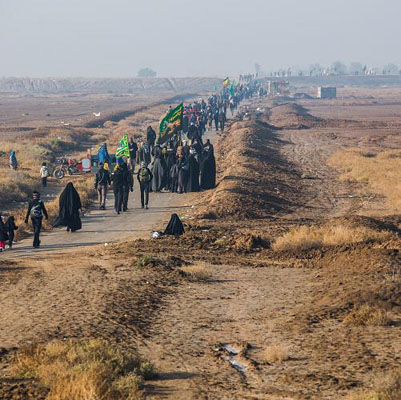 زوار الإمام الحسين يزحفون نحو كربلاء لإحياء ذكرى الأربعين