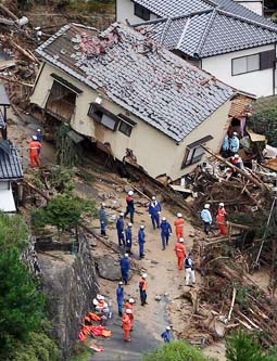 غضب الطبيعة في هيروشيما اليابانية يقتل العشرات