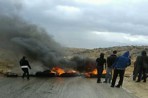 أهالي العسكريين المخطوفين يستمرون بقطع ظريق ضهر البيدر