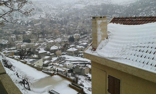 العاصفة يوهان تكسو المناطق اللبنانية ببياض الثلج
