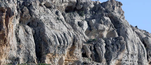 من روائع جبال القلمون: صخور باشكال هندسية غريبة