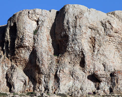 من روائع جبال القلمون: صخور باشكال هندسية غريبة