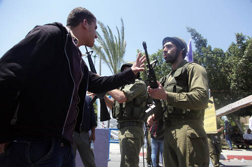 حملة في غزة تحاكي الحواجز الاسرائيلية في الضفة والقدس