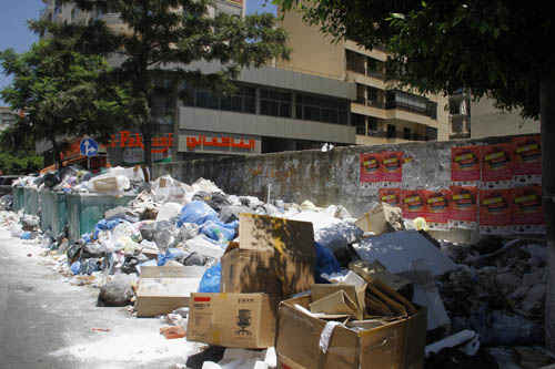 النفايات تتراكم في شوارع العاصمة بيروت