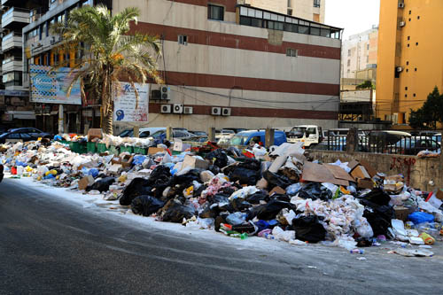 النفايات تتراكم في شوارع الضاحية الجنوبية