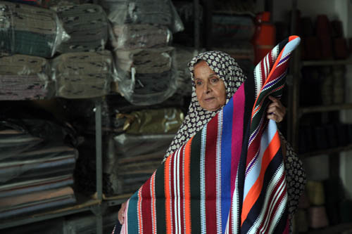 بالصور .. صناعة السجاد الفلسطيني القديم 