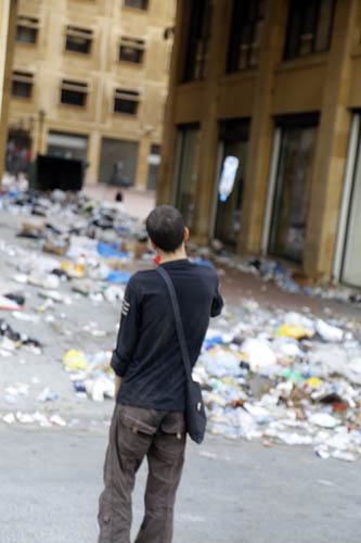 ناشطو الحراك المدني يرمون النفايات أمام وزارة البيئة