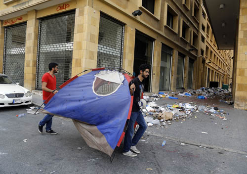 ناشطو الحراك المدني يرمون النفايات أمام وزارة البيئة