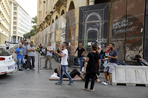 ناشطو الحراك المدني يرمون النفايات أمام وزارة البيئة