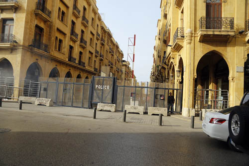 ناشطو الحراك المدني يرمون النفايات أمام وزارة البيئة