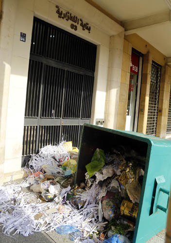 ناشطو الحراك المدني يرمون النفايات أمام وزارة البيئة