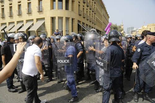 مواجهات بين القوى الأمنية ونشطاء الحراك المدني بالتزامن مع طاولة الحوار