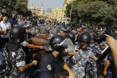 مواجهات بين القوى الأمنية ونشطاء الحراك المدني بالتزامن مع طاولة الحوار