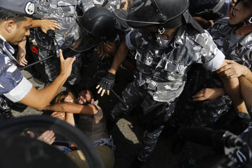 مواجهات بين القوى الأمنية ونشطاء الحراك المدني بالتزامن مع طاولة الحوار