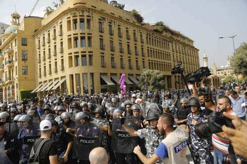 مواجهات بين القوى الأمنية ونشطاء الحراك المدني بالتزامن مع طاولة الحوار