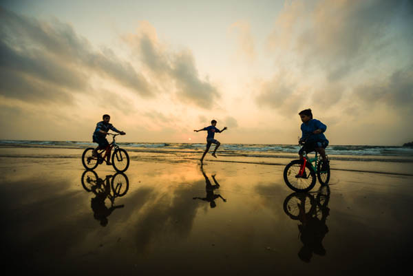 صور مميزة لقيادة الدراجات الهوائية على البحر