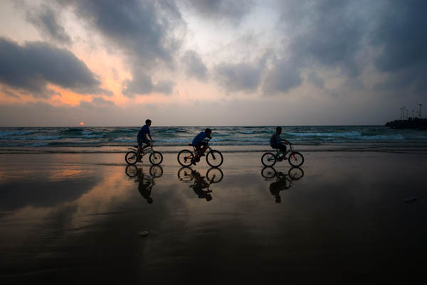 صور مميزة لقيادة الدراجات الهوائية على البحر