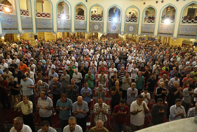 صلاة عيد الفطر في مسجد الإمامين الحسنين