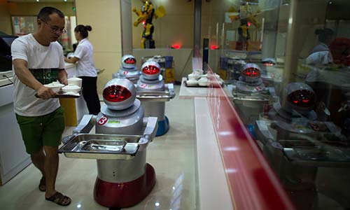 مطعم صيني طاقم عمله من الروبوتات