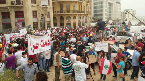 آلاف يتظاهرون في ساحة الشهداء رفضاً للفساد