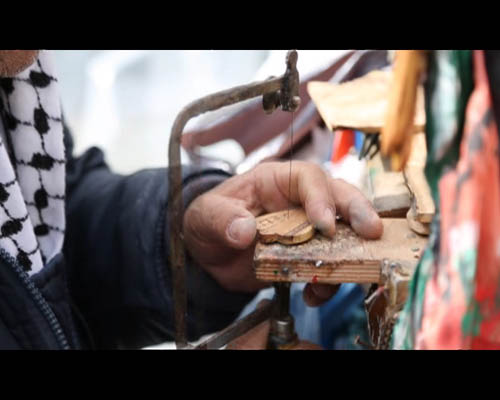 فلسطيني لم يكمل دراسته الإعدادية يكتب بعشر لغات!