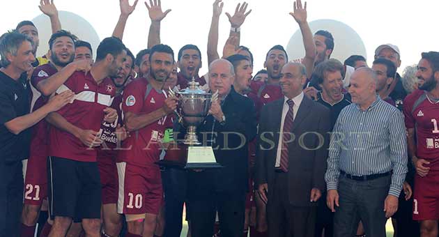 النجمة يتسلم كأس بطولة لبنان لكرة القدم  بالصور 
