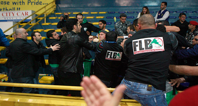 بالصور : اعمال عنف في مباراة الرياضي بيروت والحكمة 