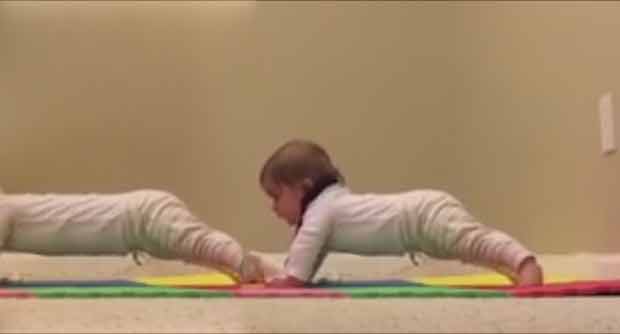 بالفيديو..طفل الـ 6 أشهر يؤدّي تمارين رياضية مذهلة!